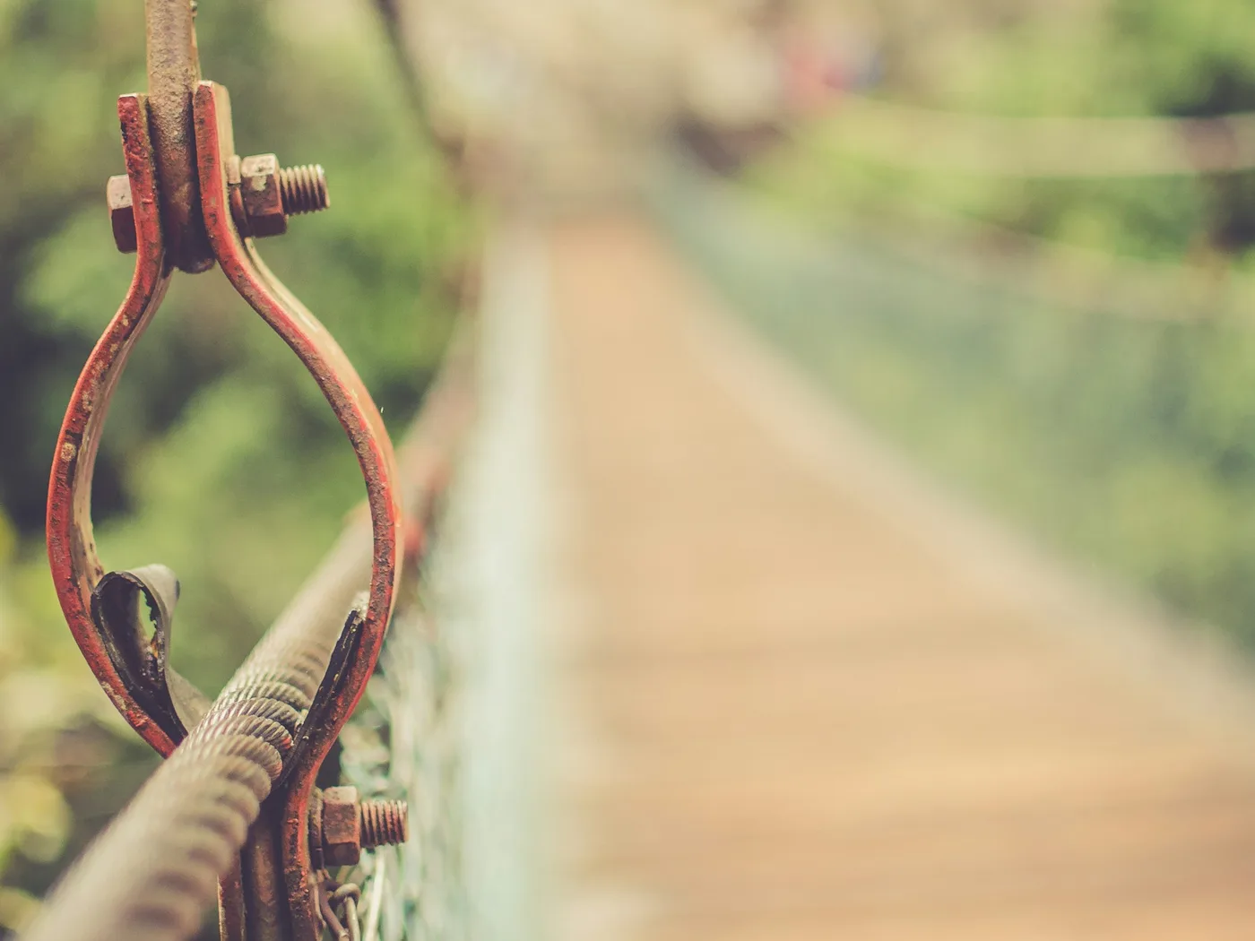 Detalhe de cabos e conexões de uma ponte suspensa