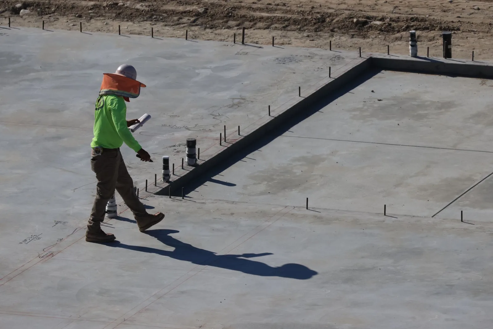 Profissional de engenharia conferindo uma estrutura de concreto